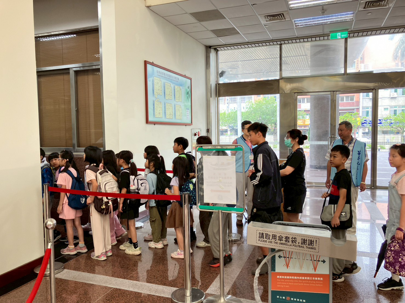 臺灣苗栗地方法院結合廉政志工辦理 114年「逗陣繞法院-龍坑國小參訪日」廉政宣導廉政志工引導學童進行參訪