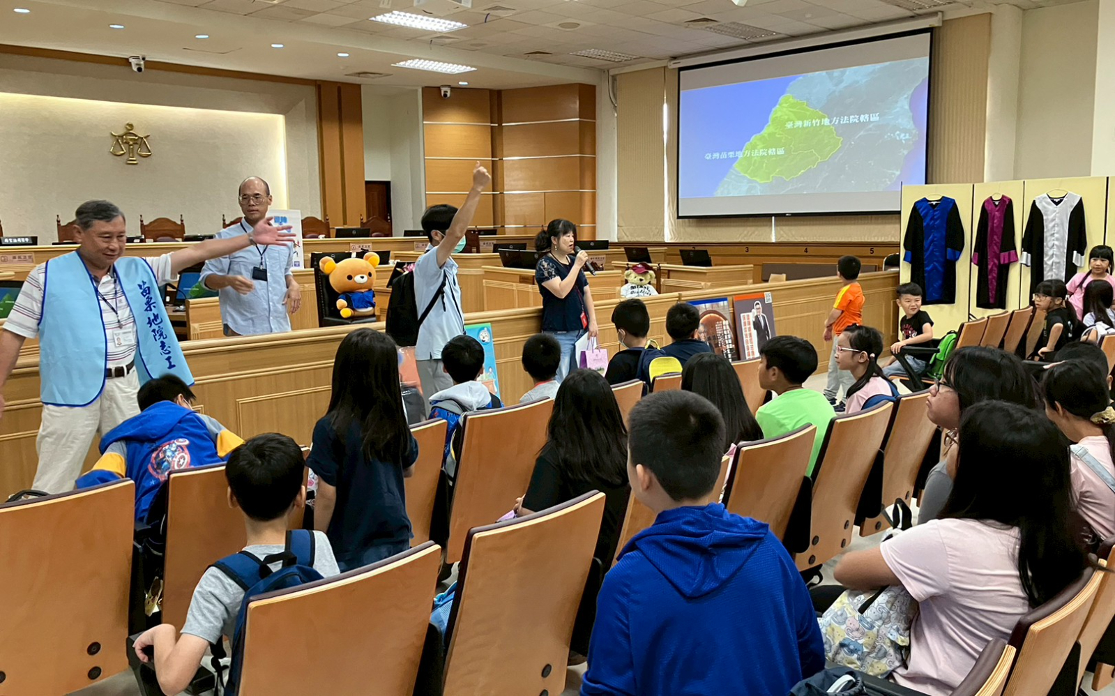 臺灣苗栗地方法院結合廉政志工辦理 114年「逗陣繞法院-龍坑國小參訪日」廉政宣導廉政志工協助防制司法黃牛宣導之有獎徵答