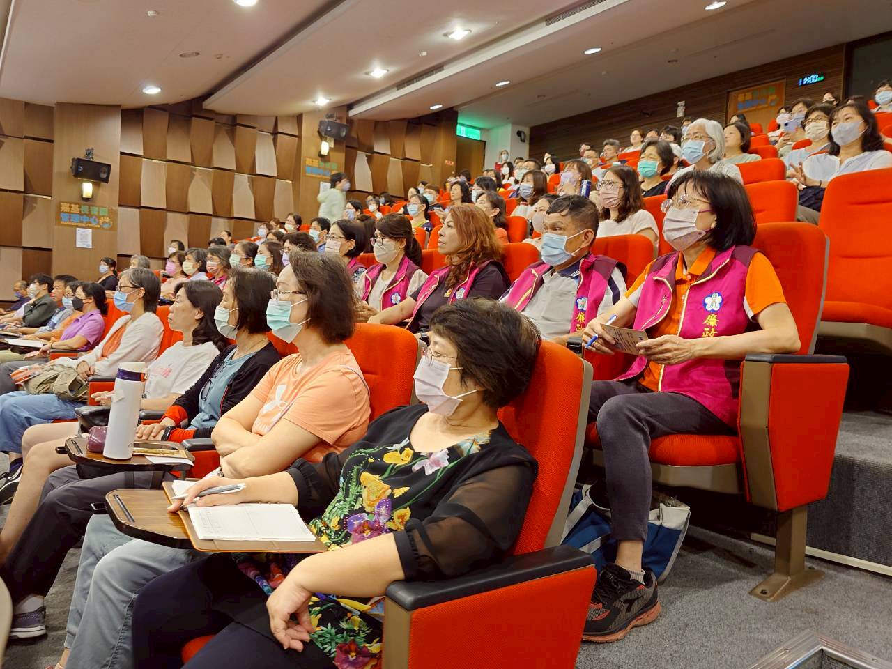 嘉義市政府攜手醫院辦理健康講座　廉政志工收穫滿滿廉政志工認真聽講