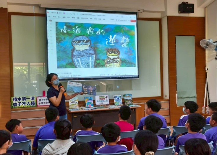 臺南志工說故事-「廉潔從幼童說起　誠信在校園萌芽」廉政志工於臺南市安南區土城圖書館協助老師以廉政繪本說故事