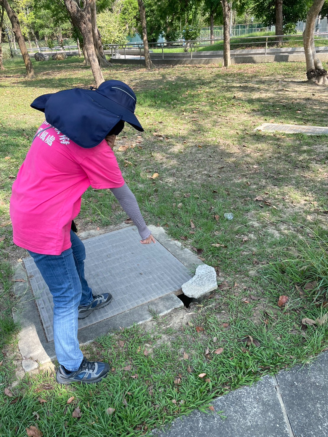遊戲的笑聲背後，有我們的守護-臺南志工廉政志工巡查玉井區運動公園，發現排水溝蓋損壞。