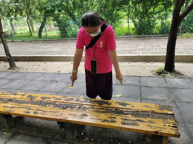 遊戲的笑聲背後，有我們的守護-臺南志工廉政志工巡查永康區探索教育公園，發現座椅多處破損。
