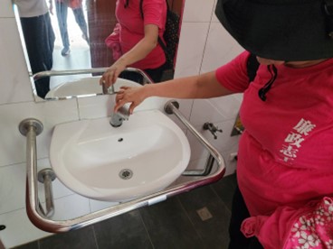 遊戲的笑聲背後，有我們的守護-臺南志工廉政志工巡查新化區體育公園，發現廁所水龍頭損壞。