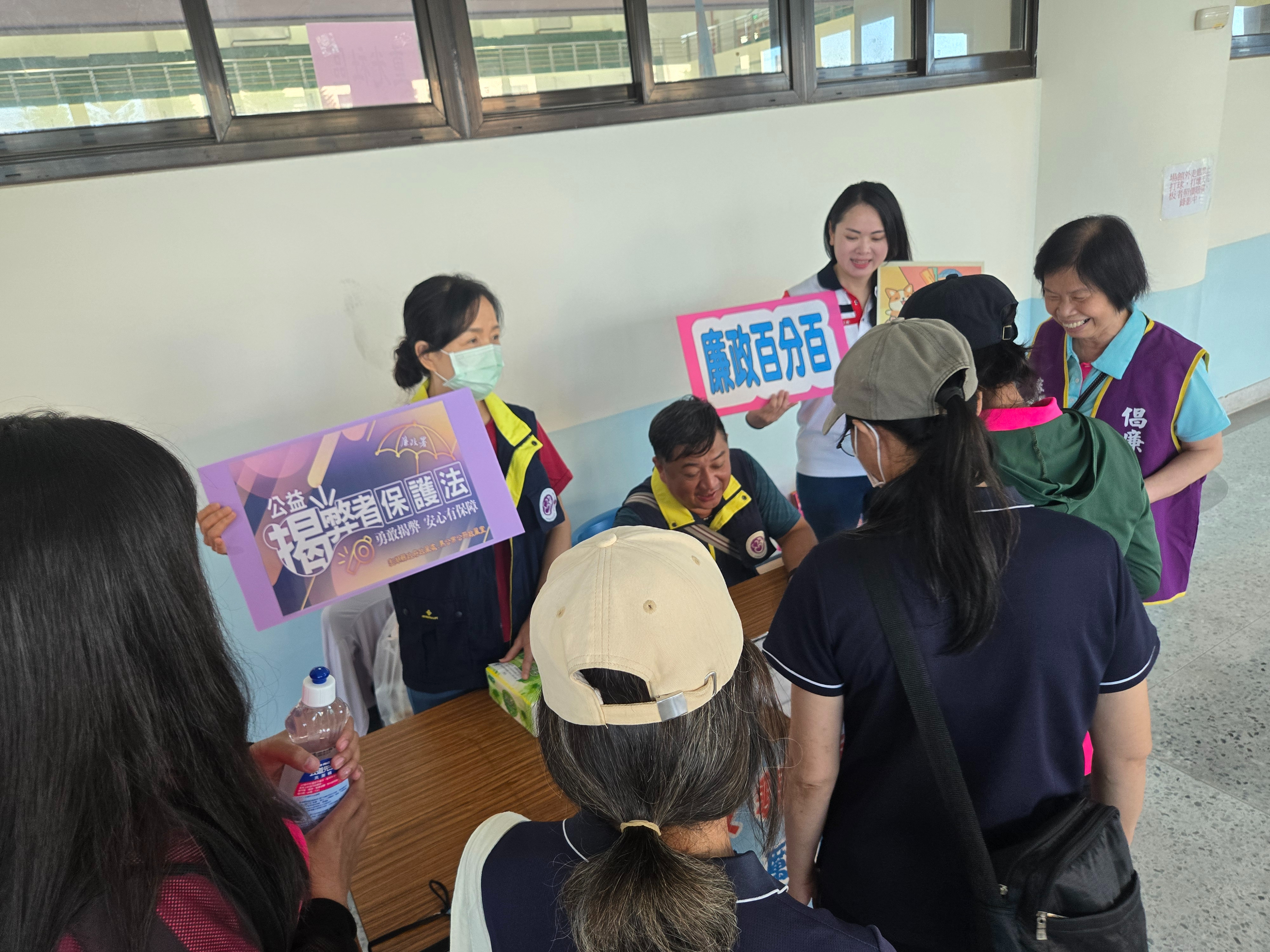 澎湖縣馬公市公所政風室攜手廉政志工與社區同心協力防詐騙、反貪腐廉政志工與民眾進行有獎問答