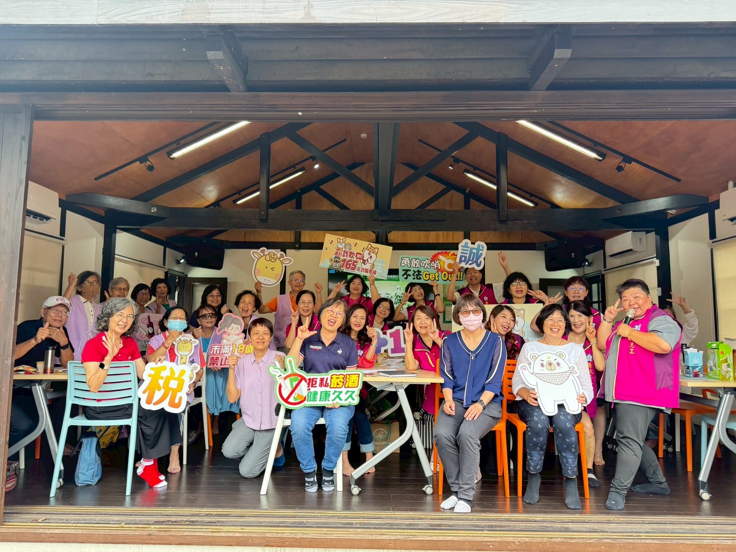 嘉義市財稅局推動「誠稅永續・嘉義共榮321」 共創永續廉政財稅志工與廉政志工合影