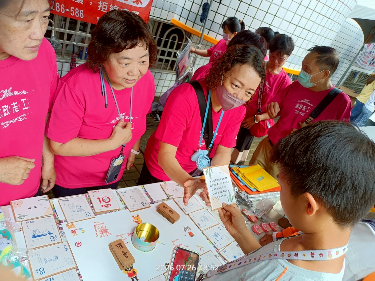 屏東廉政志工暑假三對三鬥牛賽設攤宣導反貪倡廉廉政志工以廉政大富翁遊戲推廣廉潔理念