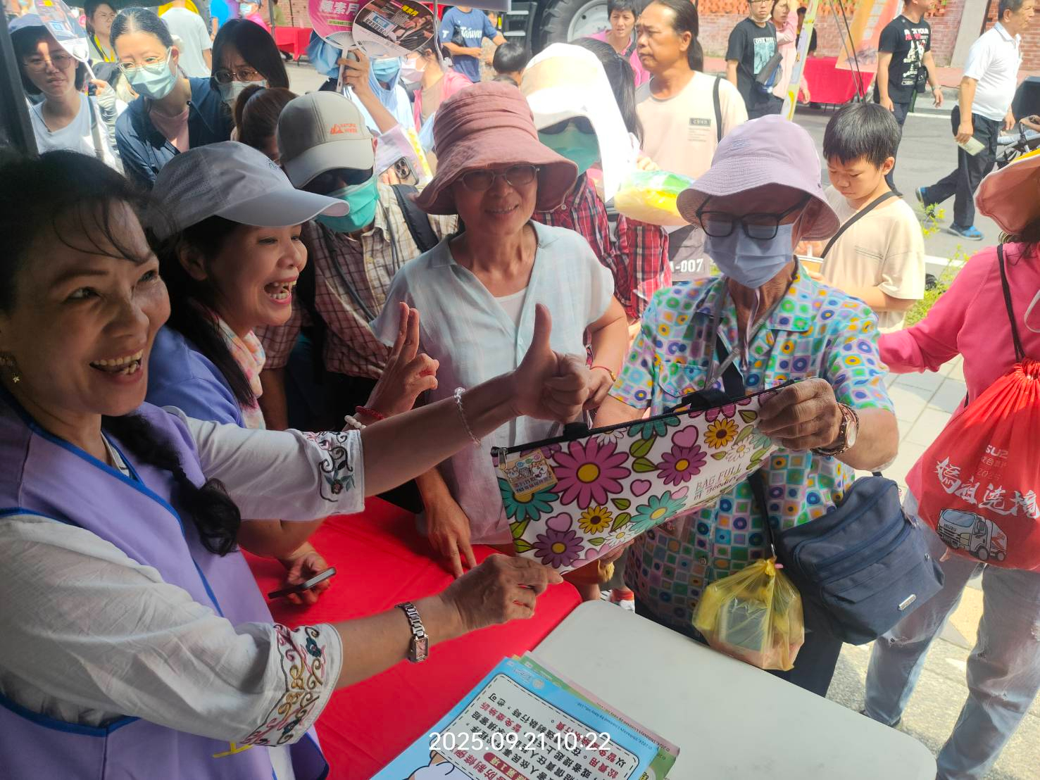 彰化縣政府廉政志工協助辦理「2025彰化畜產嘉年華」廉政暨反詐騙宣導活動9月21日「乳牛節」宣導