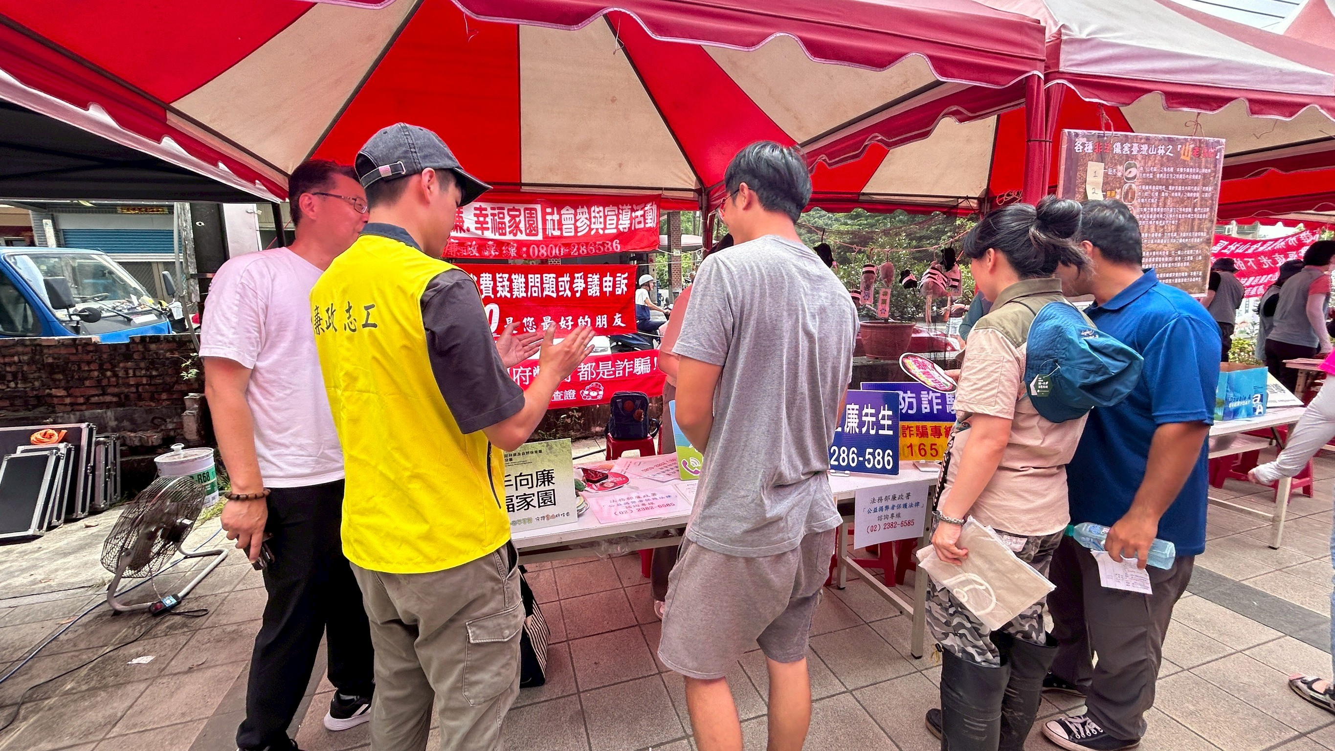 林業及自然保育署屏東分署廉政志工協同辦理114年「攜手向廉，幸福家園」外來種防治暨廉政宣導活動。廉政志工向民眾進行廉政宣導
