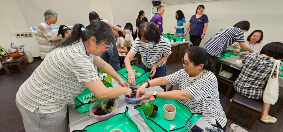 臺北市政府政風處開設誠信義工培訓課程，攜手義工培養學童誠信意識參與義工手作植栽