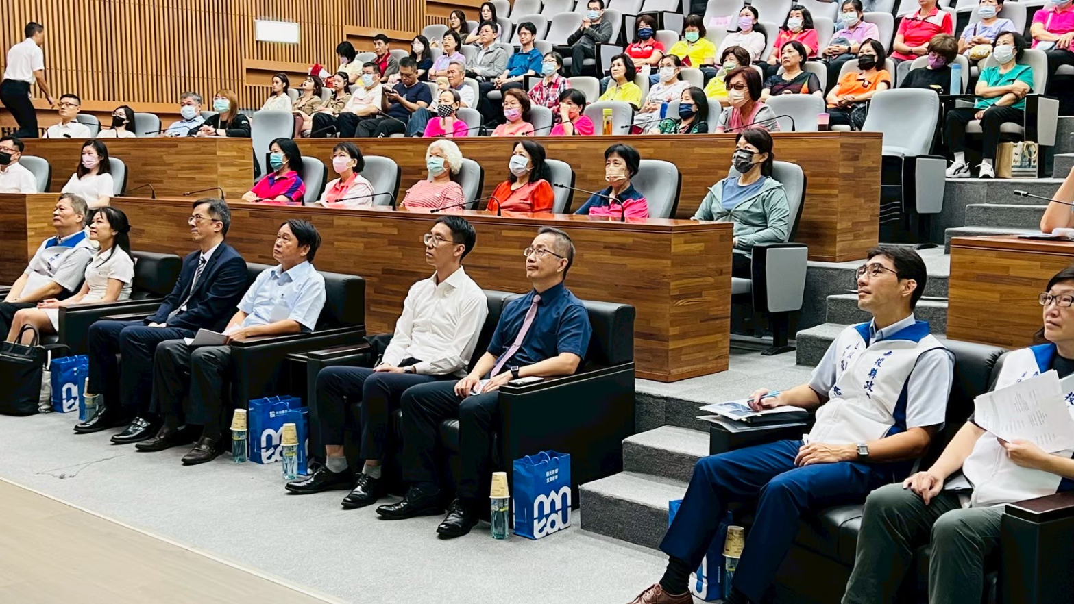 「陽光透明、永續綠能」南投縣府攜手志工啟動採購廉政平臺28位志工坐前排認真參與課程